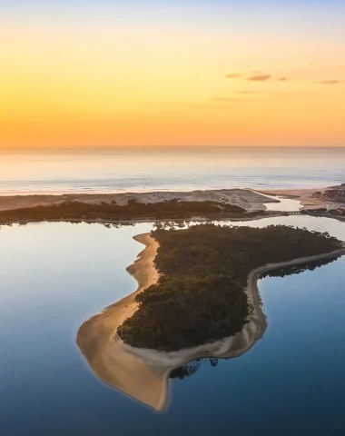 coucher de soleil sur le lac marin de port d'albret à vieux boucau