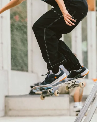 Lukas, jeune skater qui s'entraine pour les compétitions internationales dans la zone de street du skatepark de Capbreton