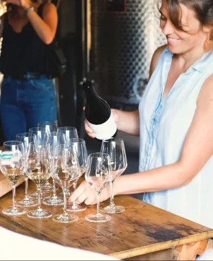 Le sourire éclatant au moment de la dégustation du vin des dunes au domaine de la pointe