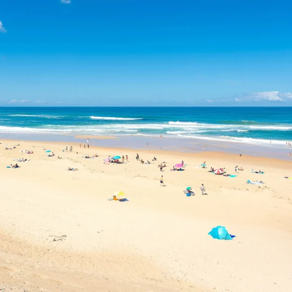 Farniente et jeux de sable sur une plage landaise lors d'un printemps ensoleillé sur la Côte Sud des Landes