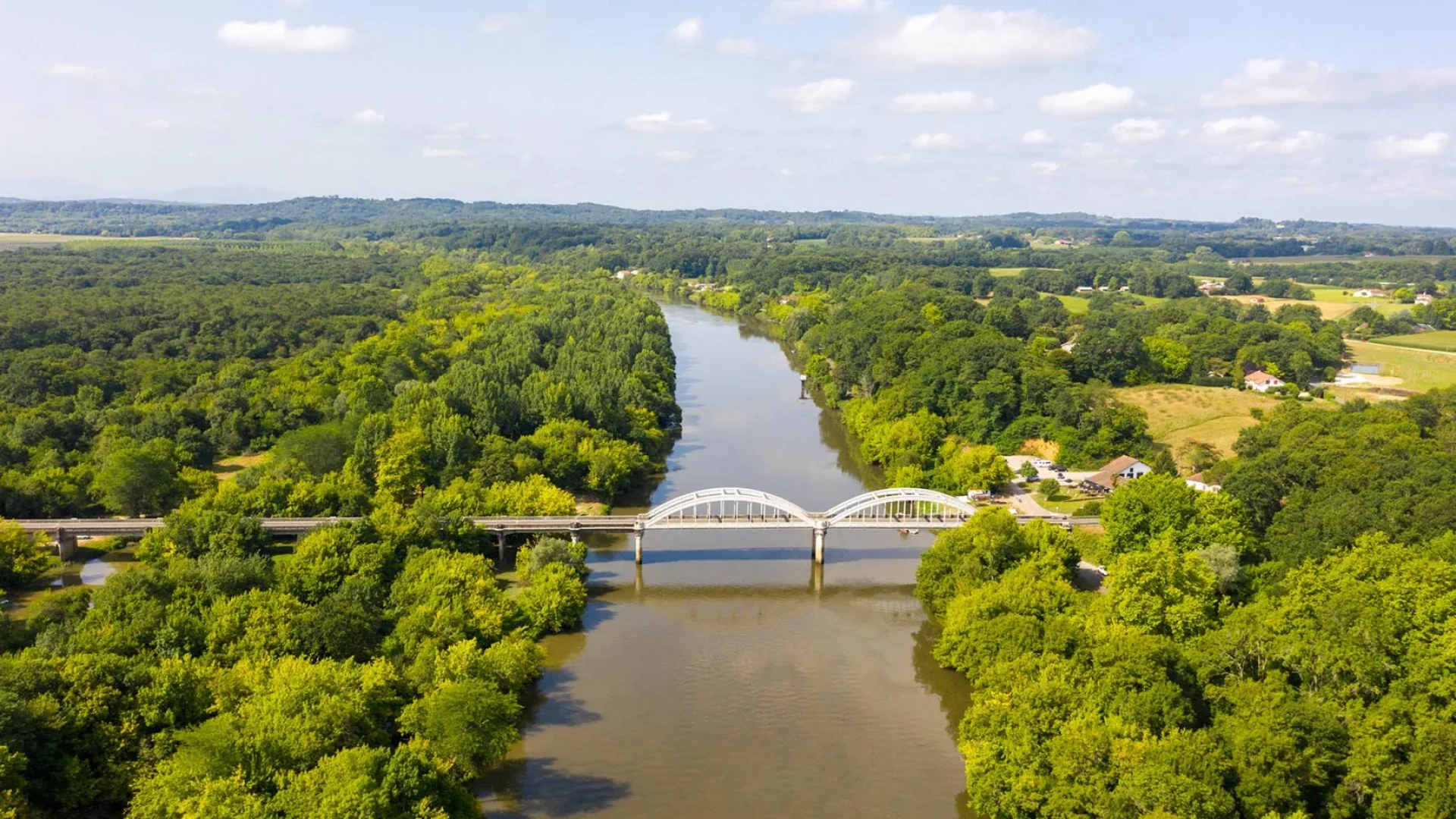 Vue aérienne du fleuve Adour à Josse avec le pont de la Marquèze.