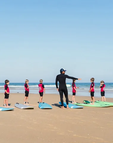 Photo d'un cours de surf avec des jeunes à Vieux-Boucau.