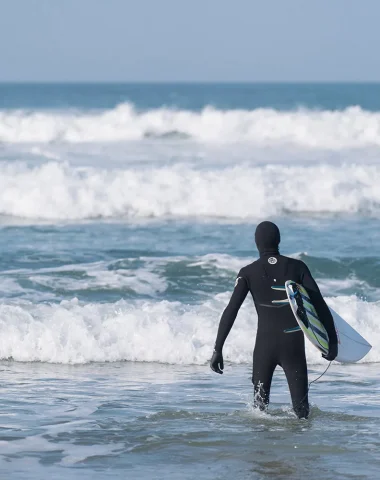 Photo paysage d'un surfer avec une combinaison intégrale pour l'hiver.