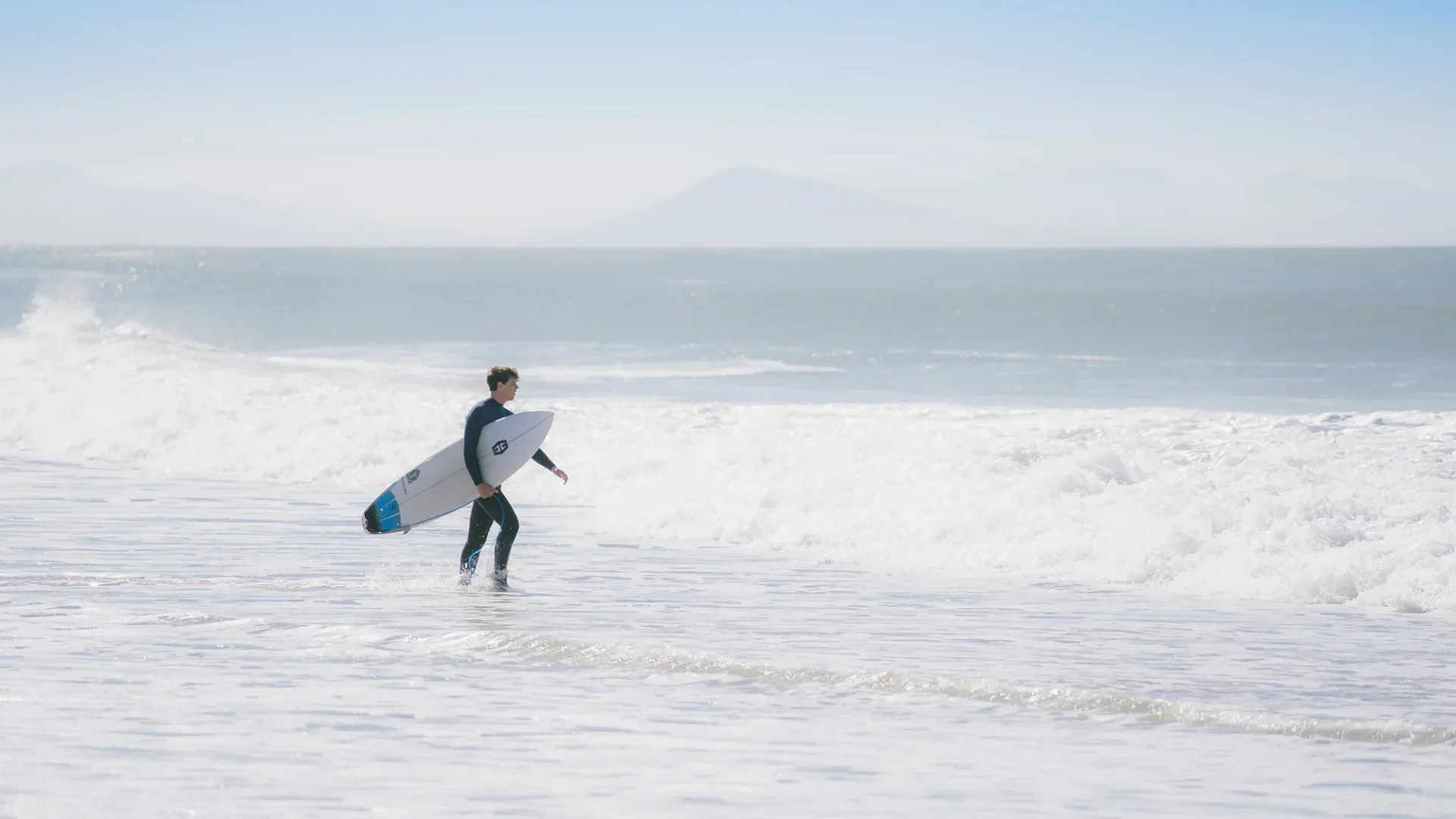 Photo d'un surfer déterminé dans la mer des Landes.