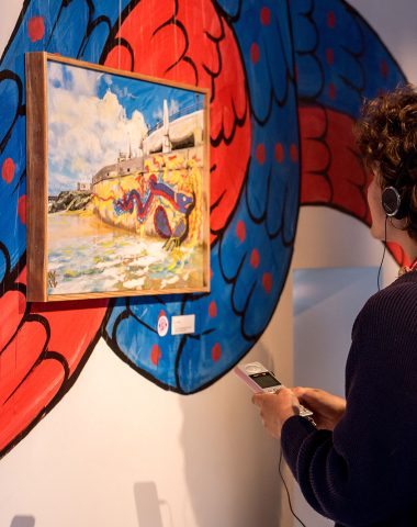 Visite d'une exposition à la Maison de l'Oralité et du Patrimoine de Capbreton, dans les Landes.