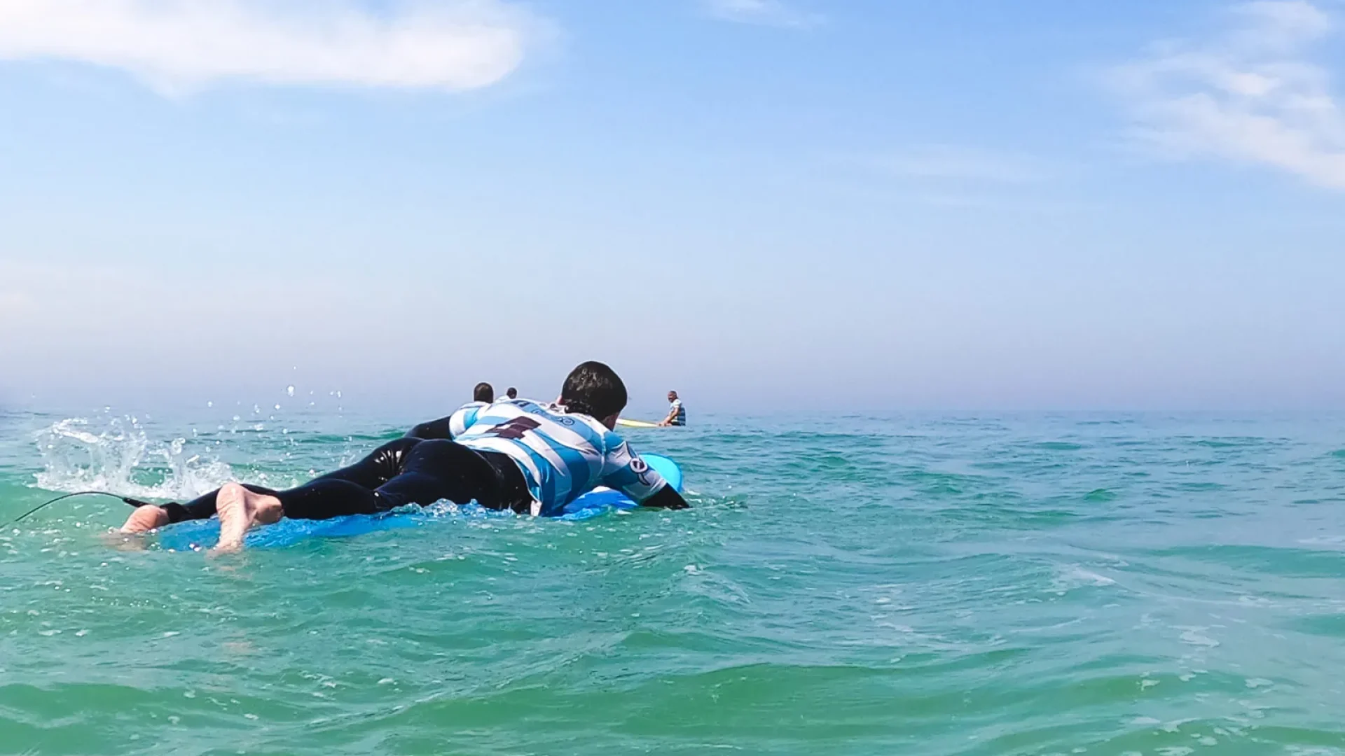 Photo en mer lors d'un cours de surf de Ted avec une mer calme à la plage de la Centrale à Capbreton.