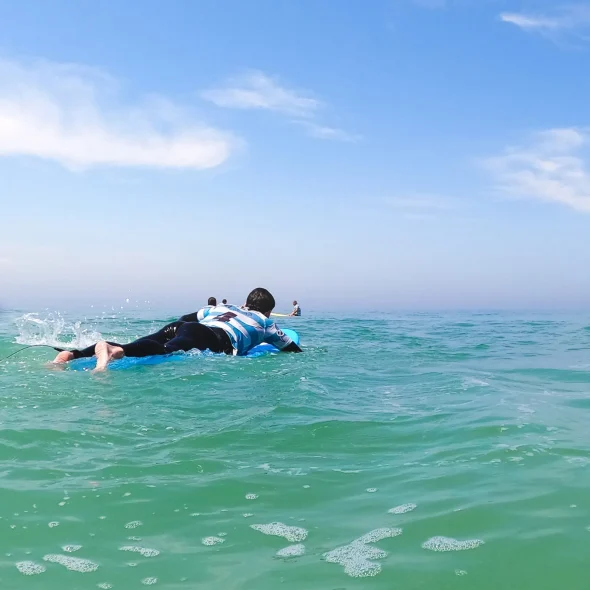 Photo en mer lors d'un cours de surf de Ted avec une mer calme à la plage de la Centrale à Capbreton.