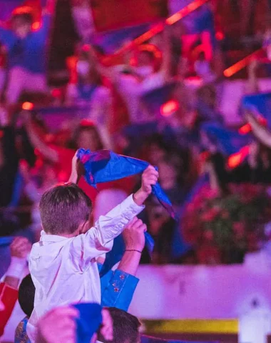 Belle ambiance aux arènes de Soustons avec le foulard bleu