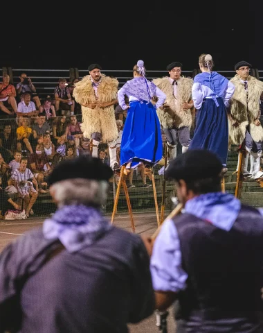 Spectacle folklorique avec les échassiers soustonnais