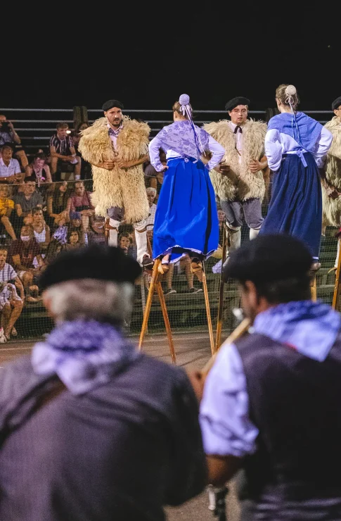 Spectacle folklorique avec les échassiers soustonnais