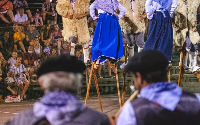 Spectacle folklorique avec les échassiers soustonnais